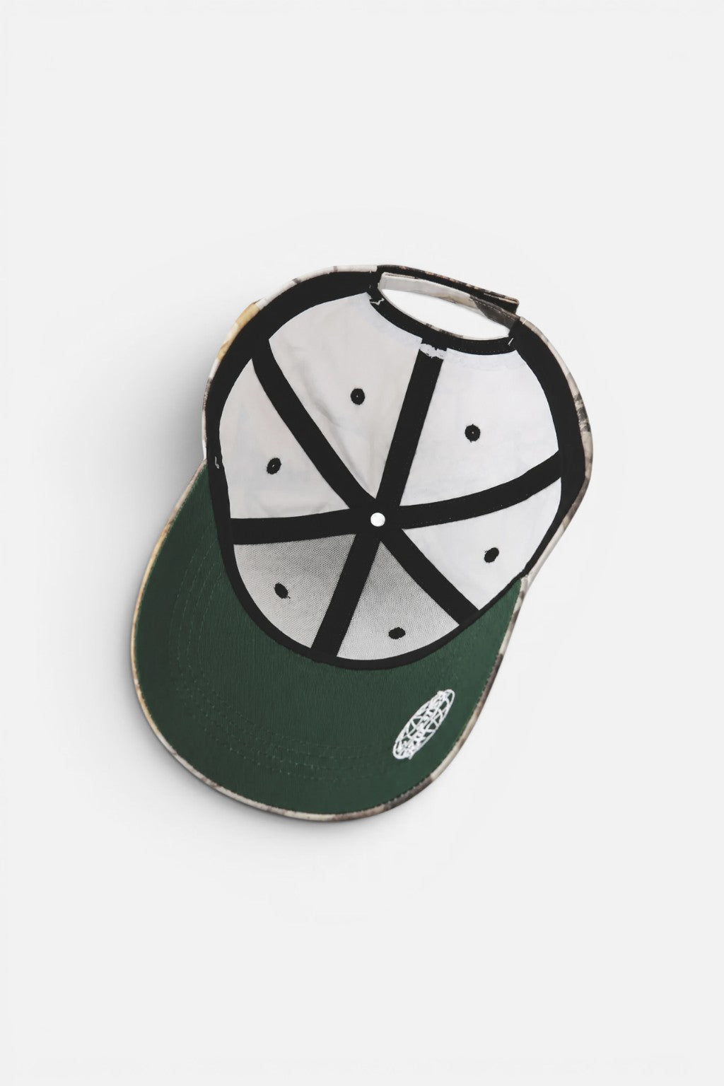 Innenansicht der thelureclothing Camo Tree Baseball Cap mit grünem Undervisor und weißem Innenfutter