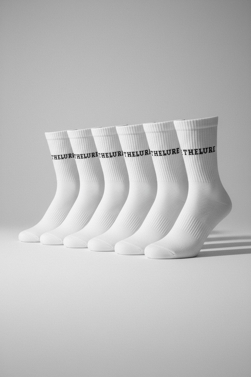thelureclothing Performance Socken in Weiss mit schwarzem Logo, rutschfeste Grip-Sohle aus Baumwoll-Mix