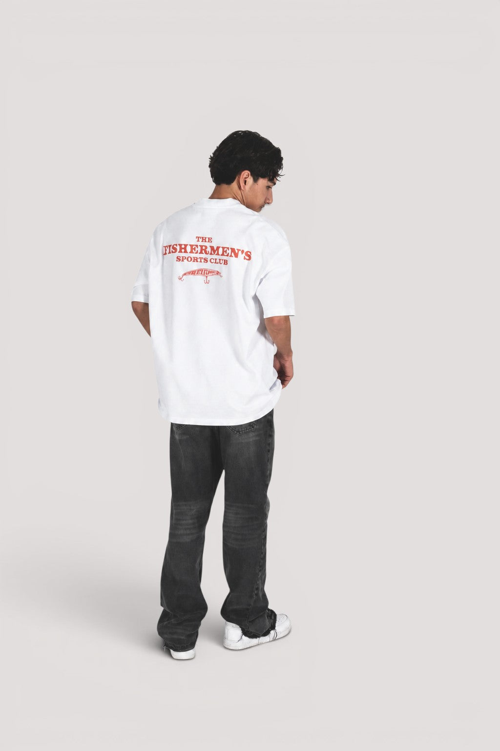 thelureclothing Urban Essential Tee in Weiss mit rotem Rückenprint, getragen von einem Mann im Oversize-Schnitt.