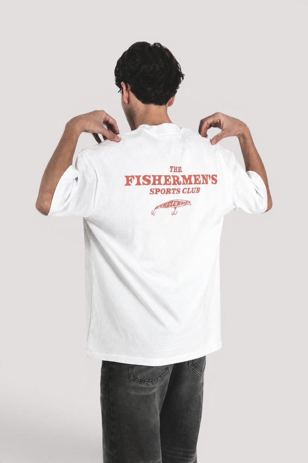 thelureclothing Urban Essential Tee in Weiss mit rotem The Fishermen's Sports Club Rückenprint im Oversize Fit