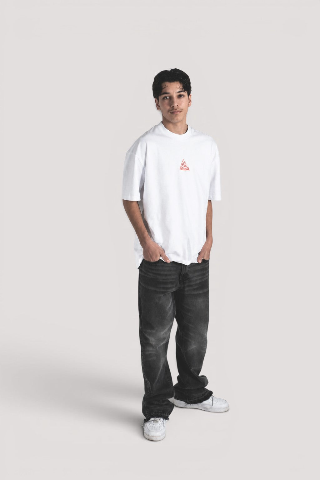 Model trägt thelureclothing Urban Essential Tee in Weiss mit rotem Logo-Print im Oversize-Schnitt vor weißem Hintergrund