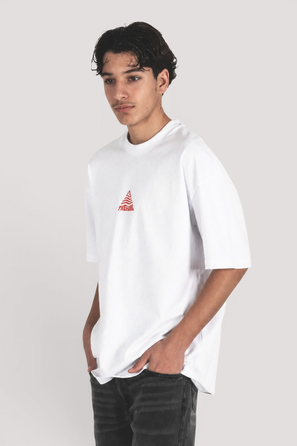 thelureclothing Urban Essential Tee in Weiss aus Heavy Cotton mit rotem Logo-Print im Oversize-Schnitt